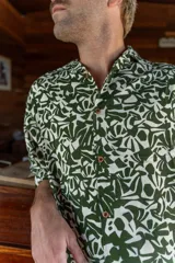 Camisa de manga corta con estampado abstracto en tonos verde y blanco, con botones de madera.