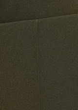 Pantalón de punto color verde militar, de tiro medio y corte recto. Presenta cintura elástica, costuras decorativas frontales y diseño largo.