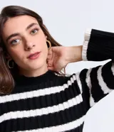 Suéter de punto para mujer con diseño a rayas horizontales en blanco y negro. Presenta una textura acanalada, cuello alto y mangas largas.