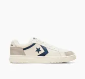 Championes urbanos Converse Pro Blaze, color crema con detalles en azul marino y gris.
