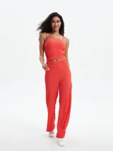 Pantalón palazzo rojo con textura arrugada y cintura elástica.