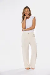 Pantalón cargo color beige de lino con bolsillos laterales y cintura elastizada.