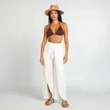 Sombrero de paja color natural con ala ancha y cinta blanca decorativa.
