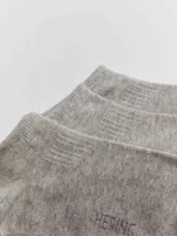 Kit de tres pares de medias grises de algodón, tipo soquete.