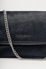 Bandolera plateada de cuero con solapa frontal y correa combinada de cuero y cadena metálica. Incluye una correa desmontable y regulable en cuero con eslabones metálicos.