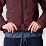 Campera de plumas color borgoña, con cierre frontal, bolsillos laterales con cierre y logo de la marca en el pecho. Ideal para escalada, senderismo, viajes y camping.