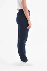 Pantalón deportivo recto azul marino con tejido interior afelpado y cintura con cordón ajustable.