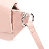 Bandolera color nude de símil cuero, con acceso de solapa y herrajes plateados.