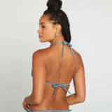 Sujetador de bikini triángulo azul con efecto irisado.