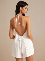 Conjunto de short y top blanco. El top es halter y se ata al cuello y en la espalda.
