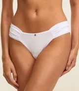 Kit de dos bombachas tipo bikini tanga, una blanca y otra negra, de microfibra, con moño de cetim aplicado.