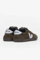 Championes Veja modelo Volley Suede color marrón con logo lateral en celeste y detalles en azul en el talón.