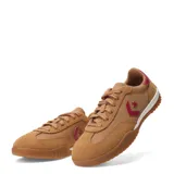 Championes urbanos Converse Run Star Trainer, color marrón con detalles en rosado.