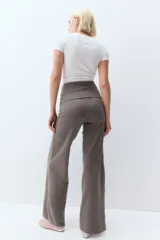 Pantalón de punto color gris topo, con cintura alta plegable y corte palazzo.