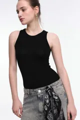 Body negro de morley con cuello redondo y sisas amplias.