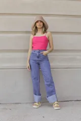 Pantalón de jean celeste, corte wide leg, tiro alto y ruedo con dobladillo.