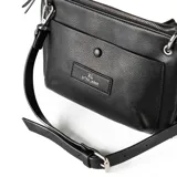 Bandolera negra de cuero sintético con textura graneada, acceso con cierre, correa regulable y asas fijas. Tiene un bolsillo interno con cierre, un bolsillo externo con botón y herrajes plateados.