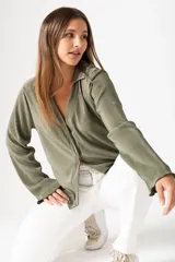 Camisa verde militar plisada con escote en V y tres botones.