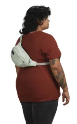 Riñonera JanSport Fifth Avenue negra con estampado de rayos blancos.