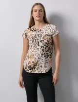 Remera de modal con estampado animal print, cuello redondo y mangas cortas.