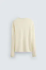 Jersey de hombre color lila, tejido en hilatura de algodón con textura. Tiene cuello redondo, manga larga y acabados en rib con detalle de vuelta.