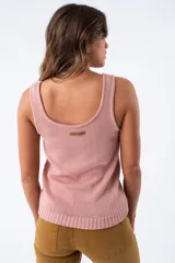 Musculosa de hilo color rosa con escote redondo y terminaciones acanaladas.
