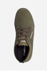 Championes casuales de cuero color marrón con suela de goma blanca y detalles en naranja.