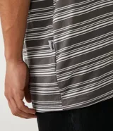 Musculosa gris con rayas horizontales blancas, cuello redondo y sisas con ribete gris.