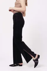 Pantalón de jean negro de corte wide leg con apliques de strass plateados.