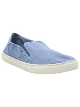 Zapatillas slip-on celestes de lona con suela de goma color crema.