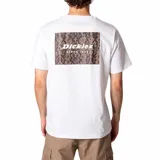 Remera blanca de manga corta, confeccionada en jersey de algodón, con cuello redondo acanalado. Presenta un logo estampado en el pecho y un cuadro gráfico estampado en la espalda con el logo de Dickies y la leyenda "Since 1922".