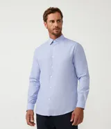 Camisa celeste de corte clásico, confort fit, manga larga y cuello abotonado.