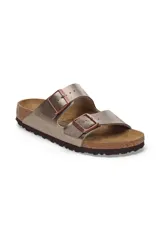 Sandalias Birkenstock Arizona color taupe con hebillas ajustables color cobre.