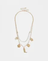 Collar corto doble, uno con cadena dorada con dijes de bota cowboy, rosa, corazón y herradura, y otro con perlas.