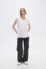 Remera negra de viscosa con cuello redondo y mangas cortas con volados.