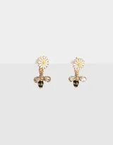 Par de aros colgantes dorados con dije de margarita blanca con centro amarillo y abeja con alas de strass.