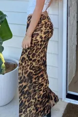 Falda larga de animal print elastizada, de tela semi transparente y corte al bies.