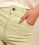 Short de sarga negro con cintura alta, bolsillos delanteros y traseros.