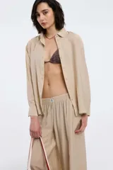 Pantalón de tela color celeste con textura arrugada, corte amplio y cintura elastizada.