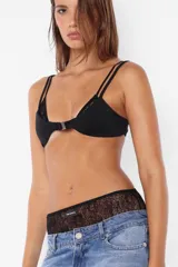Microtop lencero negro con superposiciones de encaje y microfibra liviana, acceso delantero mediante un avío de encastre, breteles ajustables y terminaciones con elástico partido.