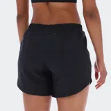 Shorts deportivos Reebok negros, diseñados para running, con cintura elástica y dobladillo moldeado para libertad de movimiento. Presentan un pequeño logo reflectante en la pierna derecha y un bolsillo trasero con cierre.