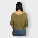 Camiseta lavanda de viscosa con mangas cortas con volados.