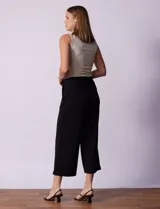 Pantalón capri plisado color verde con pretina ancha elastizada y bolsillos delanteros. Marca Dictionary.