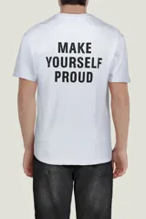 Remera blanca de algodón, de corte clásico y manga corta.