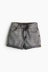 Short de jean gris con efecto lavado, de tiro alto, con cinco bolsillos y ruedo doblado.
