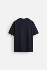 Camiseta blanca de cuello redondo y manga corta, corte regular.
