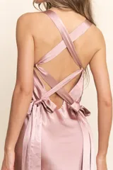 Vestido largo de fiesta color rosa viejo, de satén, con escote drapeado, espalda descubierta y corset ajustable con lazos.