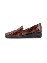 Zapato mocasín de cuero sintético color negro con textura símil cocodrilo.