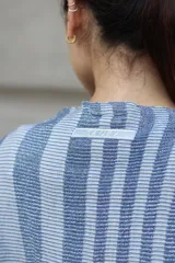 Sweater de punto a rayas texturizado con lurex, de calce oversize y mangas tres cuartos.