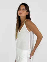 Top blanco de lino con breteles finos y escote en V.